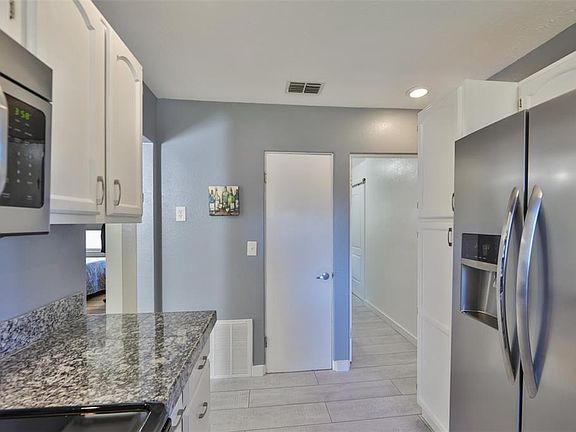 3rd image of 575 Northmoor Ave N