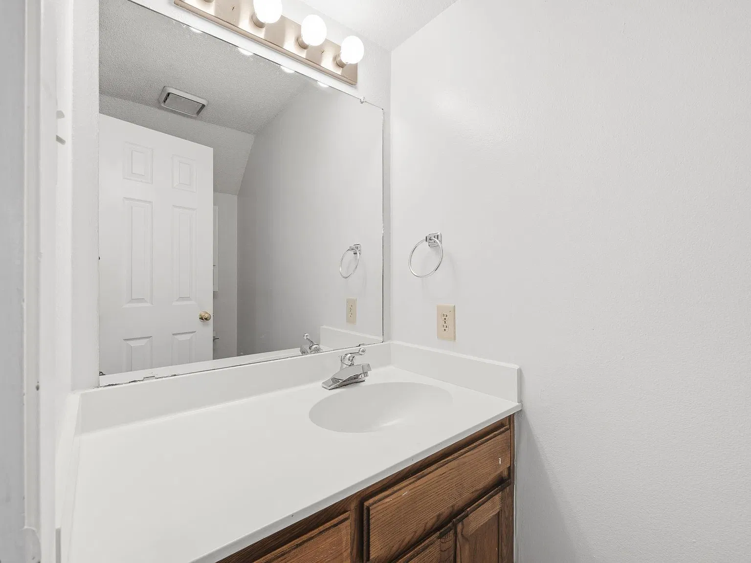 929 W Hickory St — Photo 2