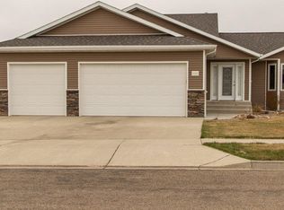 5212 Autumblaze Way, Bismarck, ND 58503
