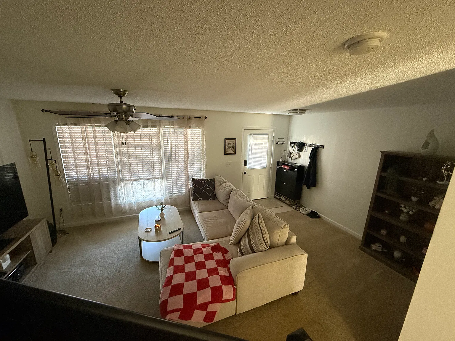 3 bed, 2.5 bath, 1408 sqft, $2,100 — Photo 3