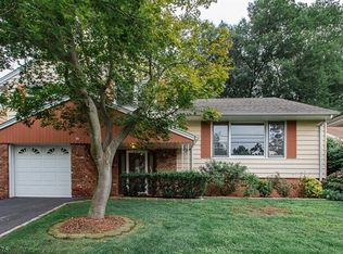 17 Moos Ln, Bergenfield, NJ 07621