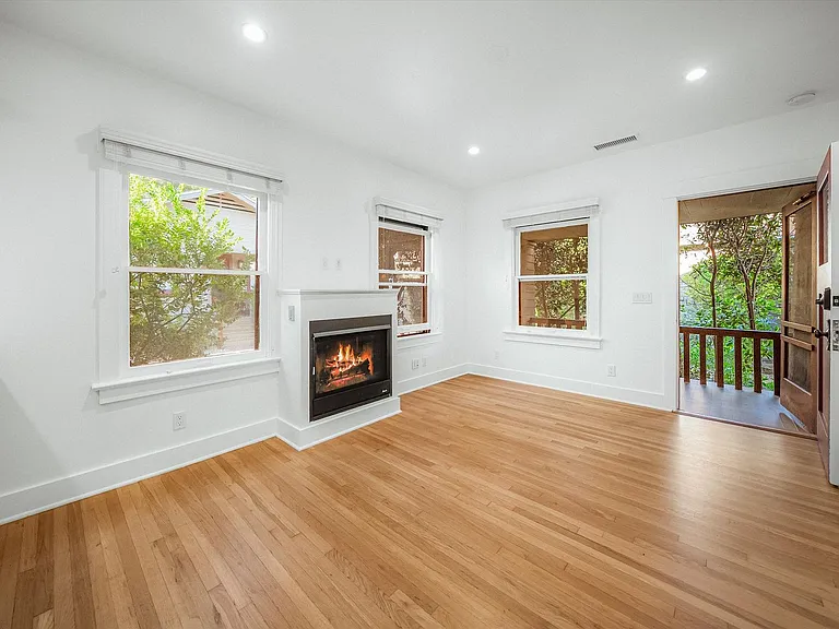 617 De La Vina St — Photo 1