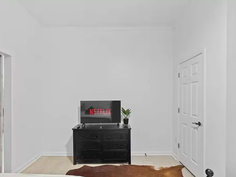 2408 Owen St — Photo 8