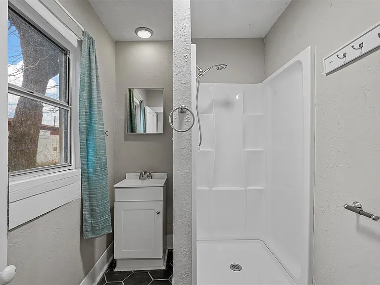 908 E Houston St — Photo 17