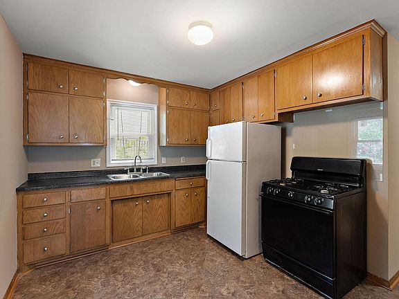 5th image of 1116 6th St E
