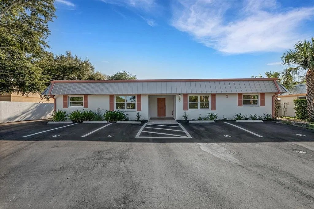 2 bed, 1.0 bath, 735 sqft, $2,100 — Photo 1