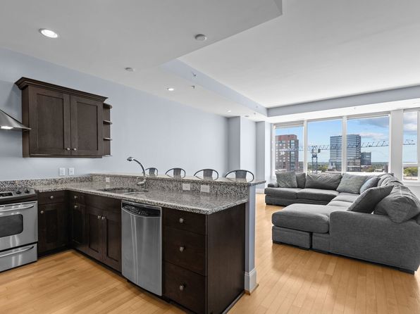 400 W North St APT 1404