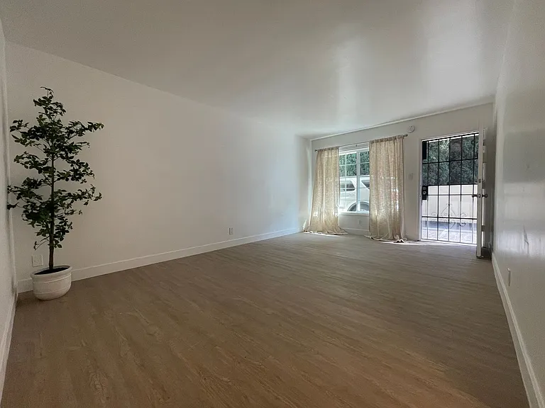 1601 N Normandie Ave — Photo 9