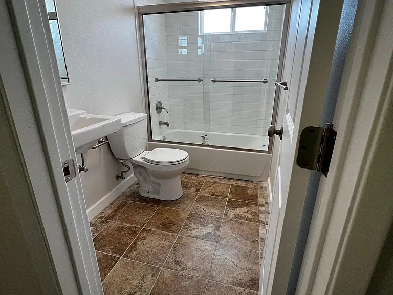 429 W Elk Ave #B — Photo 20