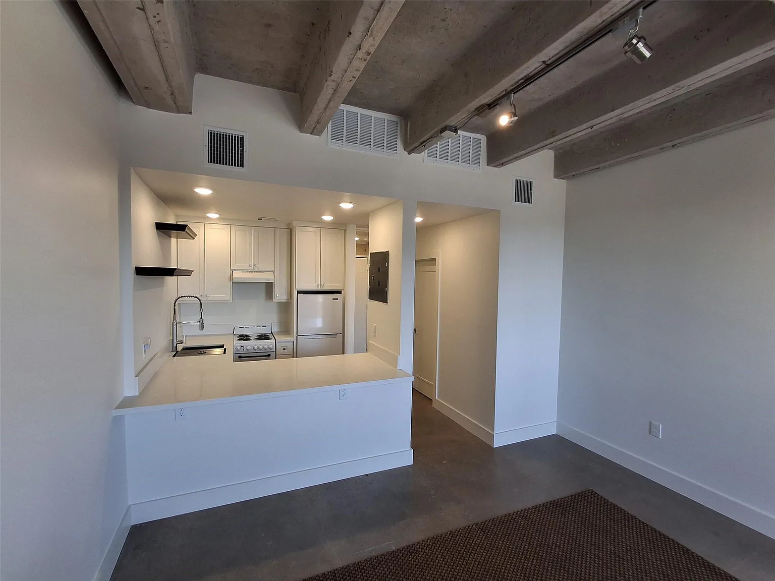 1 bed, 1.0 bath, 424 sqft, $1,550 — Photo 2