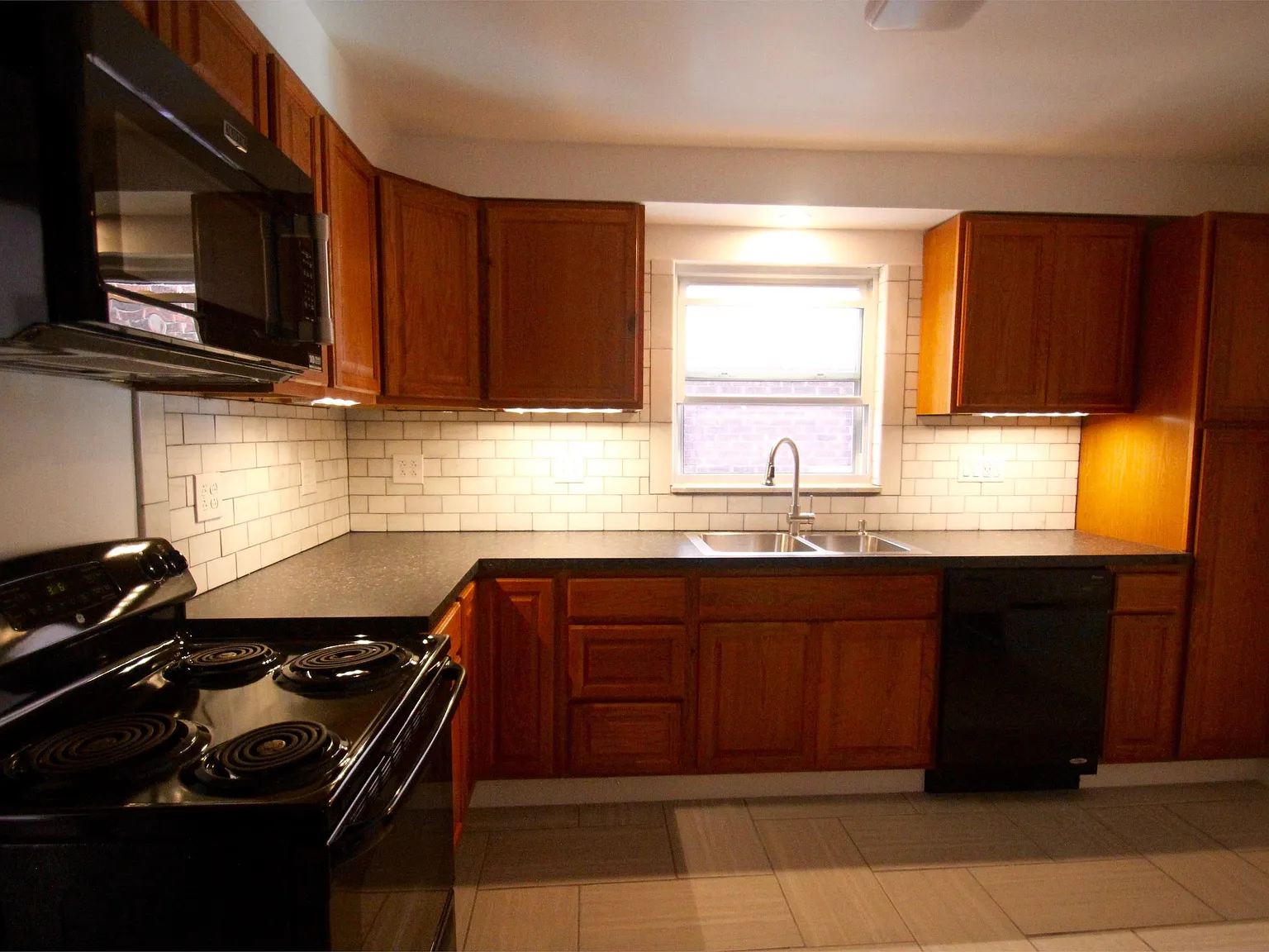 101 Marion Ave - Apt 1 — Photo 2