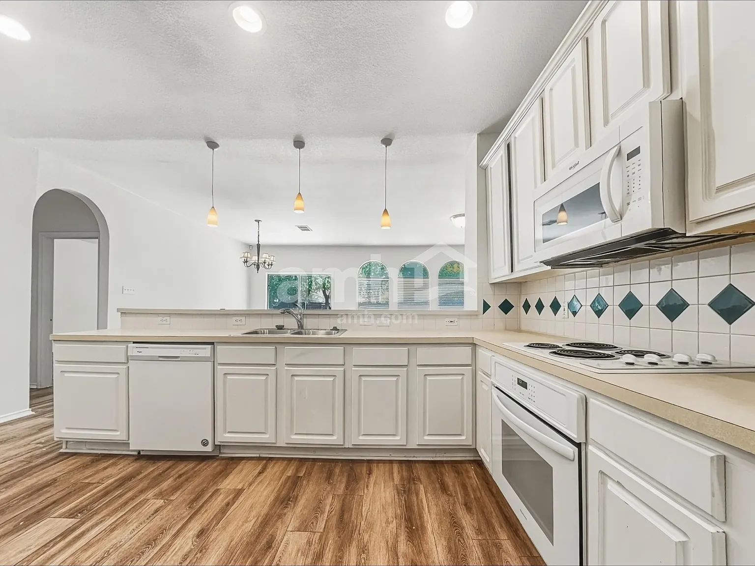 3 bed, 2.0 bath, 2145 sqft, $2,595 — Photo 3
