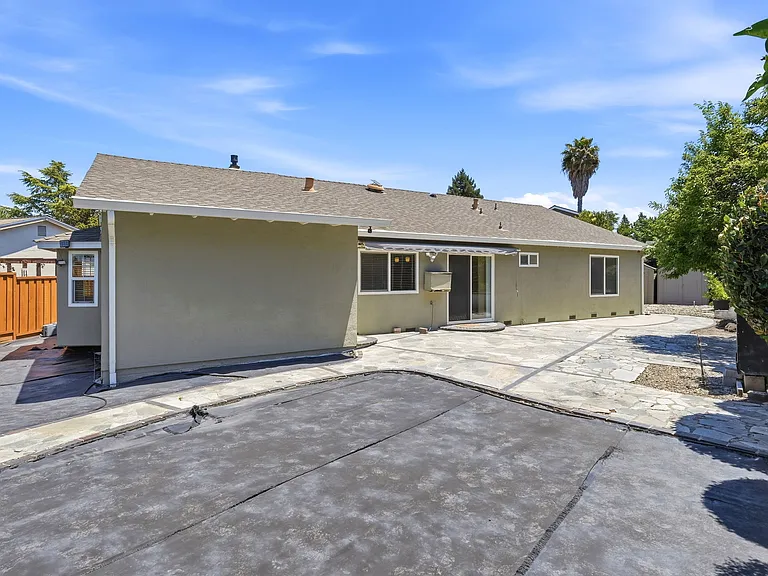 325 Goshen Ct — Photo 38