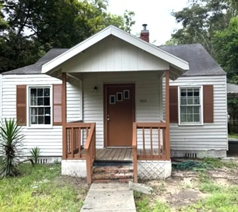 3902 N Linden Dr