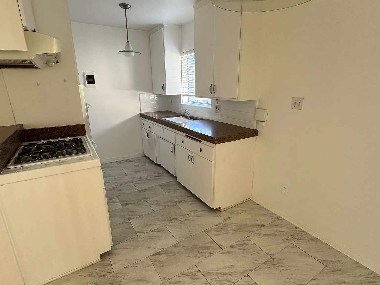 2 bed, 700 sqft, $2,400 — Photo 3
