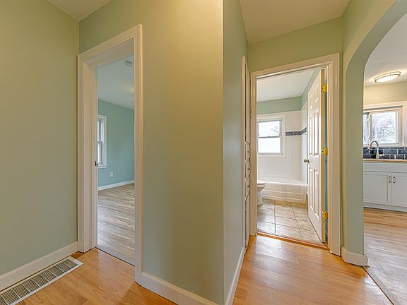 5th image of 916 Meyer Ave