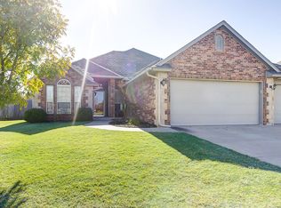 2216 SW 33rd St, Moore, OK 73170
