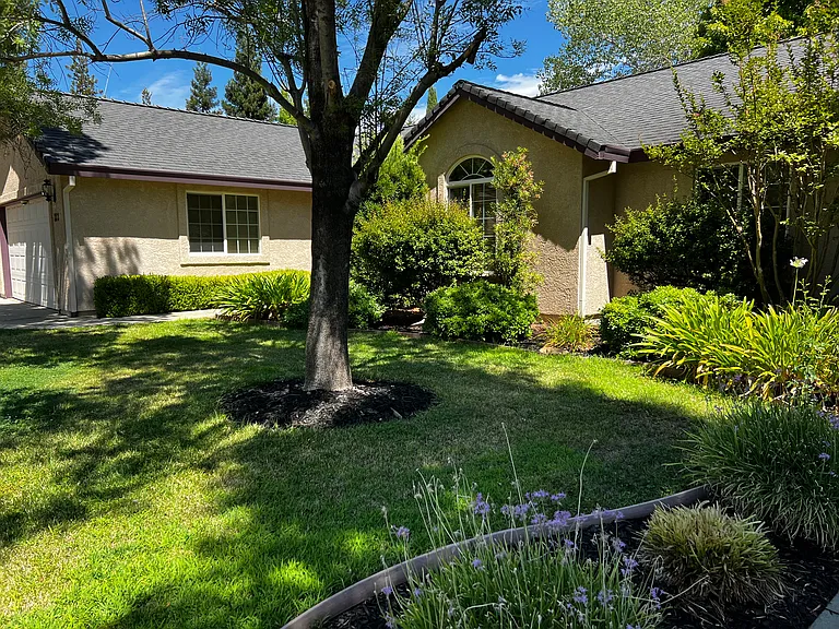 883 Paramount Way — Photo 2