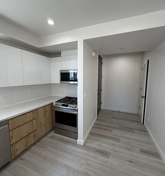 124 S Croft Ave #303 — Photo 5