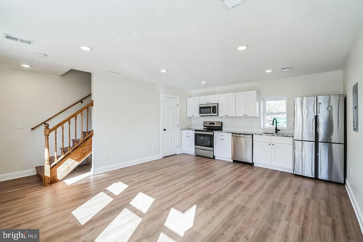 Building Photo - 27 E Butler Ave #B