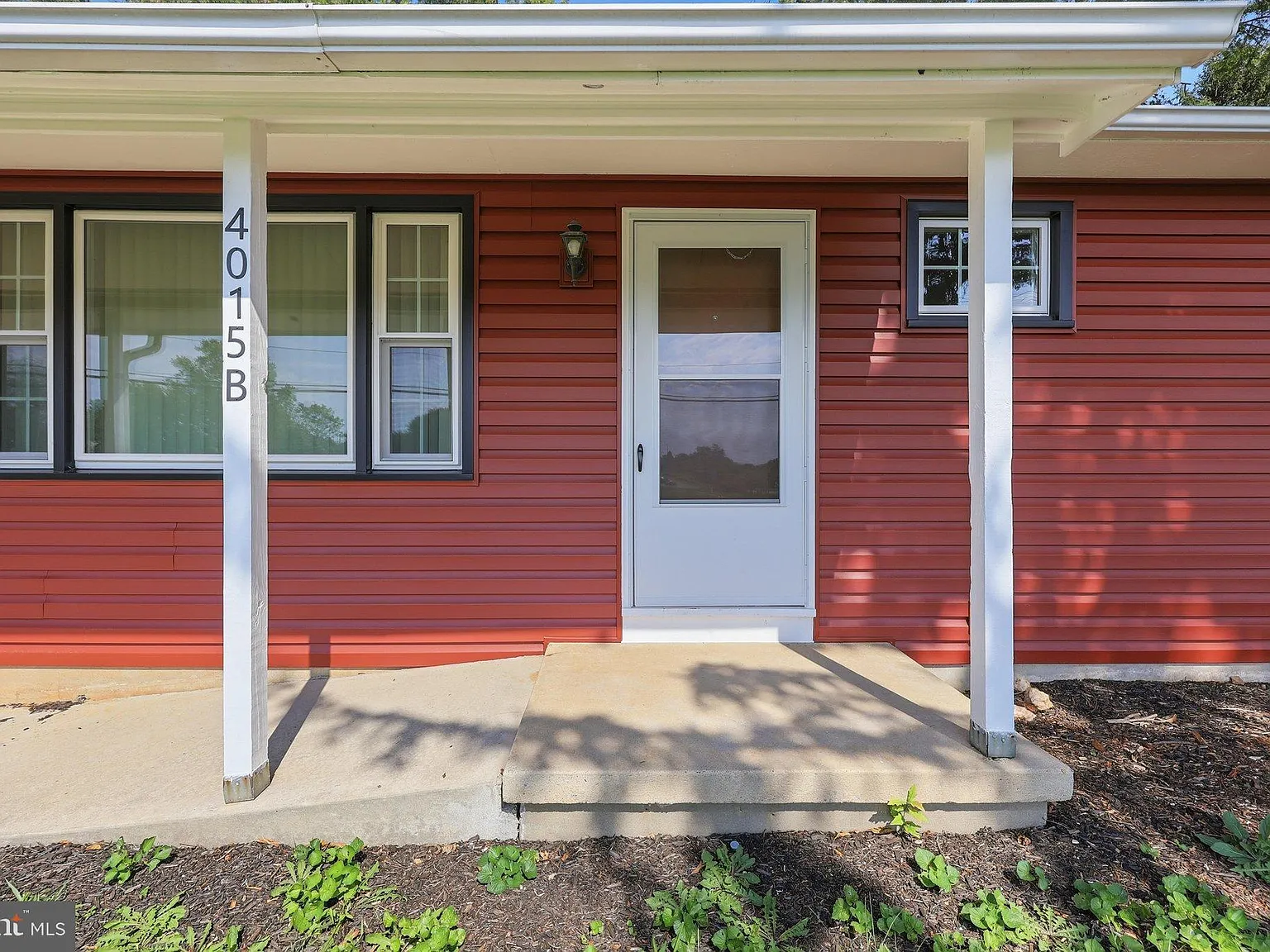 3 bed, 2.0 bath, 1300 sqft, $2,500 — Photo 2