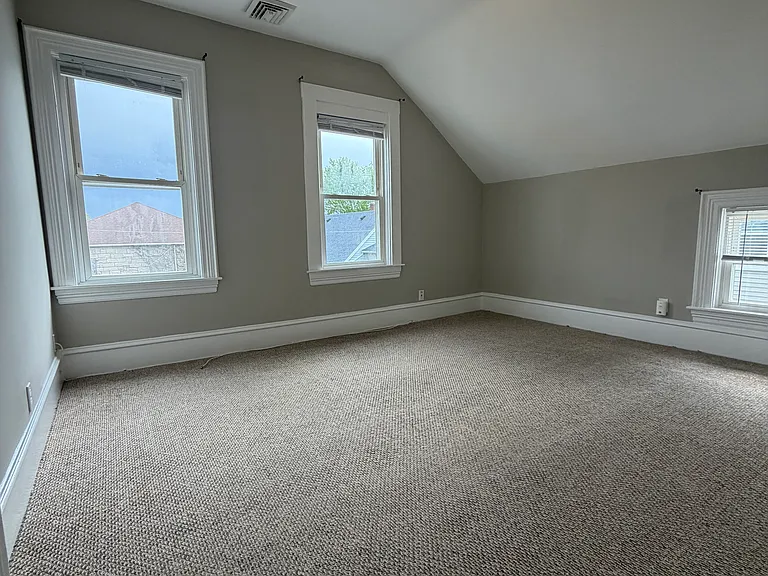 112 Niagara St #3 — Photo 6