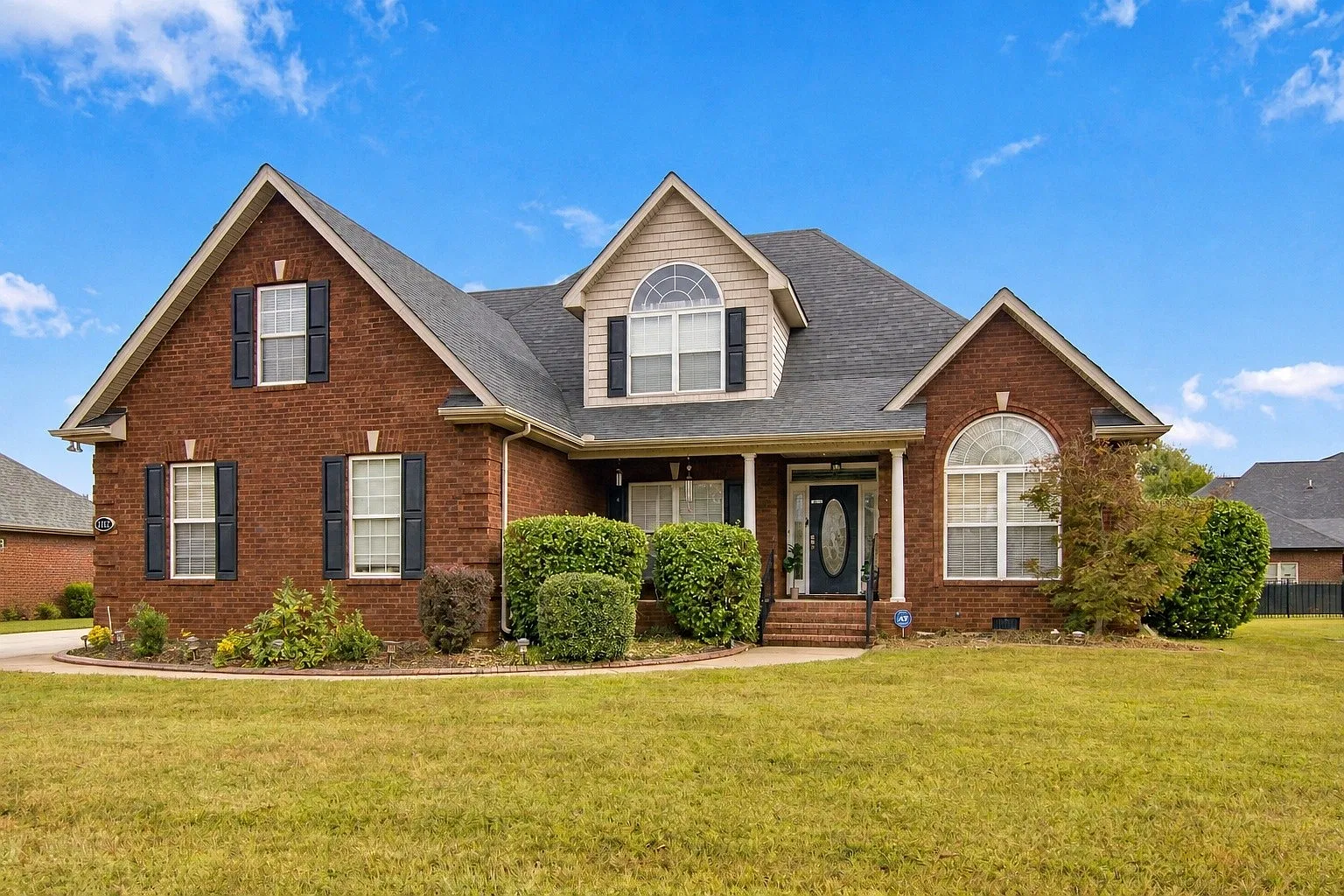 4 bed, 3.0 bath, 2522 sqft, $3,000 — Photo 2