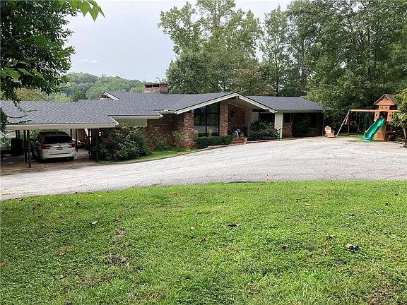 3rd image of 1067 Dixon Dr