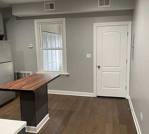 3rd image of 2928 N Hamlin Ave Unit 2