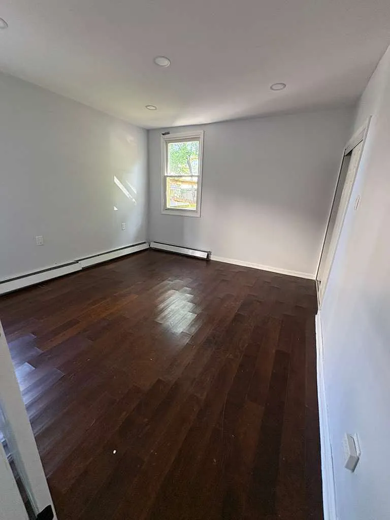 4 bed, 1200 sqft, $2,400 — Photo 4