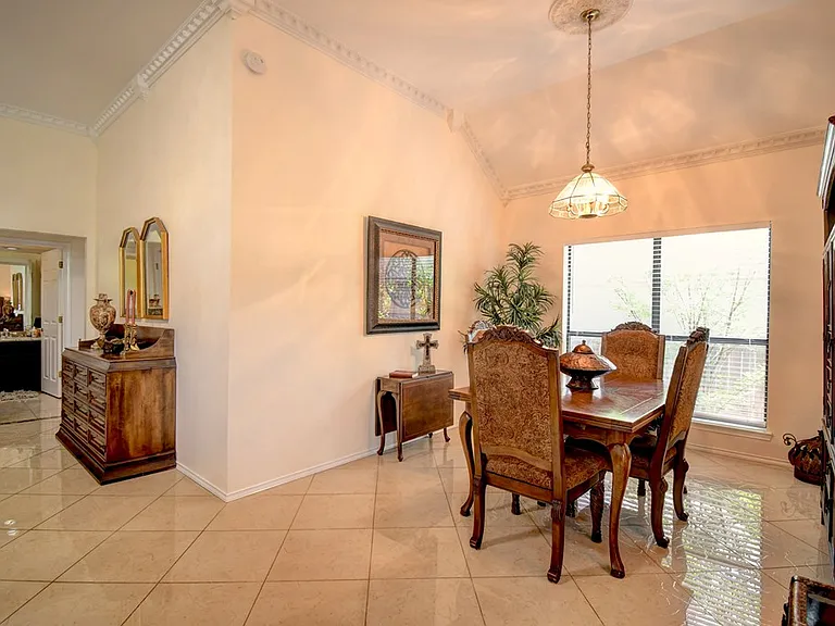 719 Oak Hollow Dr — Photo 12