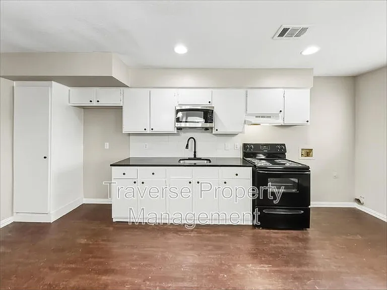 1215 Lowe St — Photo 4