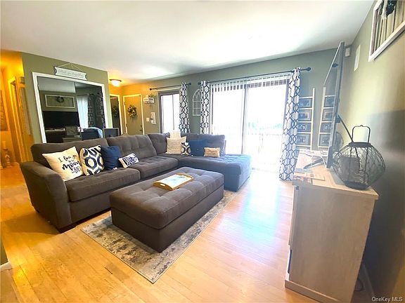 4th image of 481 Country Club Ln