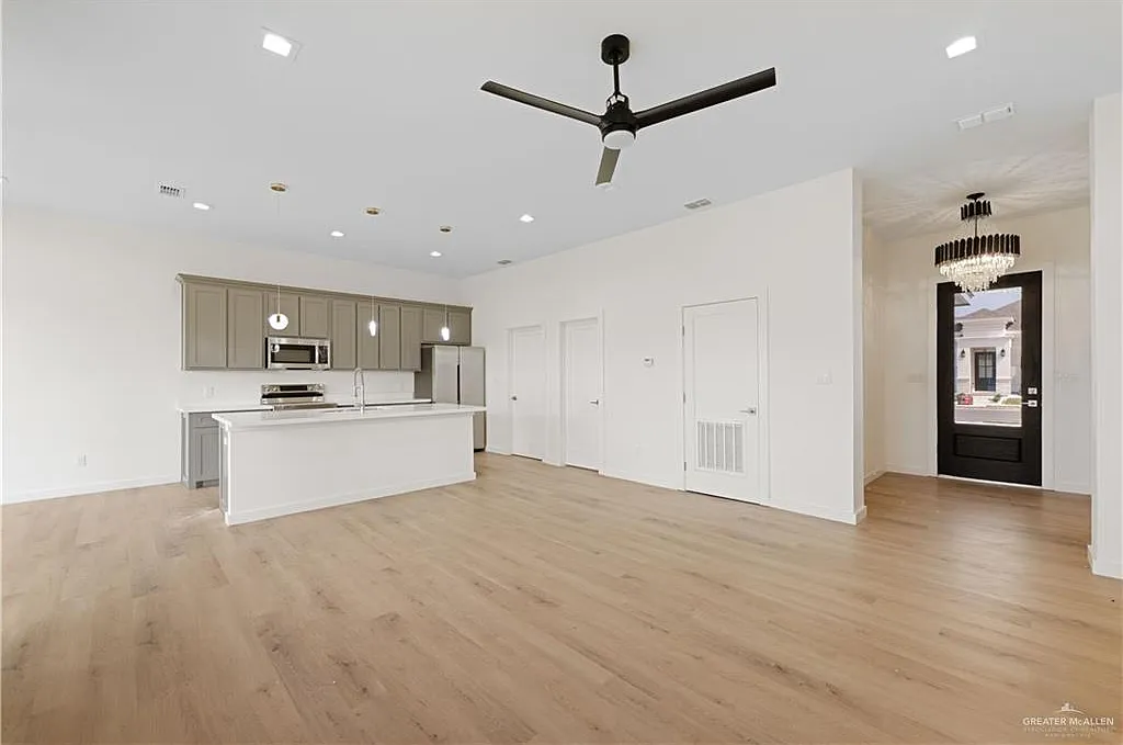 3 bed, 2.0 bath, 1550 sqft, $1,799 — Photo 2