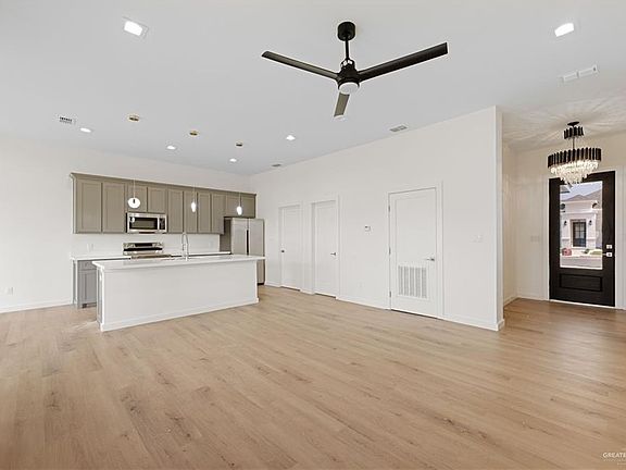 2nd image of 909 N Brushfield Ave