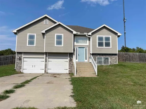 2712 Sage Ct, Junction City, KS 66441