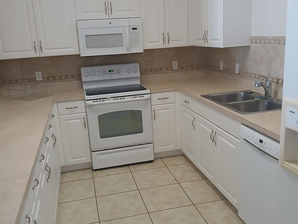 Modern kitchen full size appliances. All the bells and whistles.