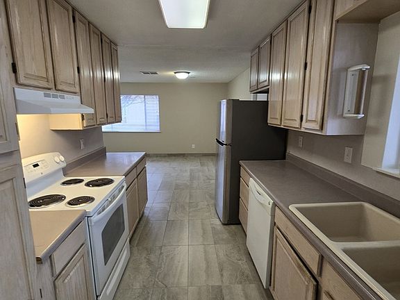 5th image of 11617 Versailles Ave NE