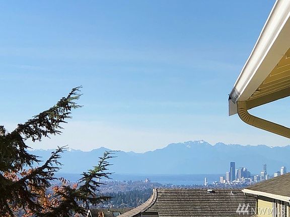 Beautiful view of Seattle, Lk Washington and Olympitc Mtn from living room