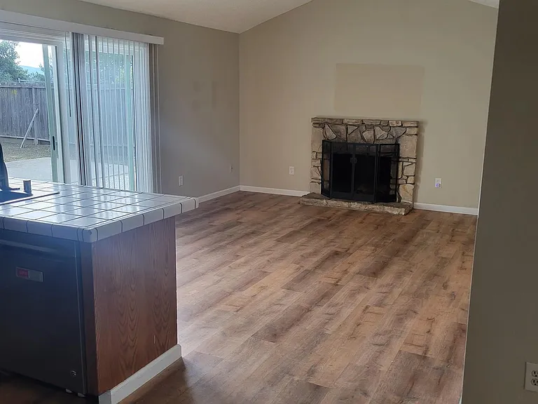 906 Coral Dr — Photo 7