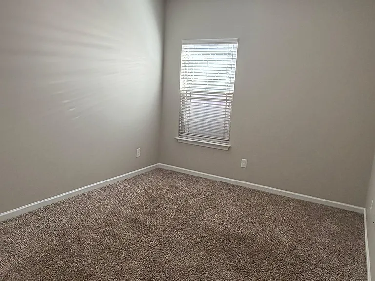 130 Caledonia Dr — Photo 17