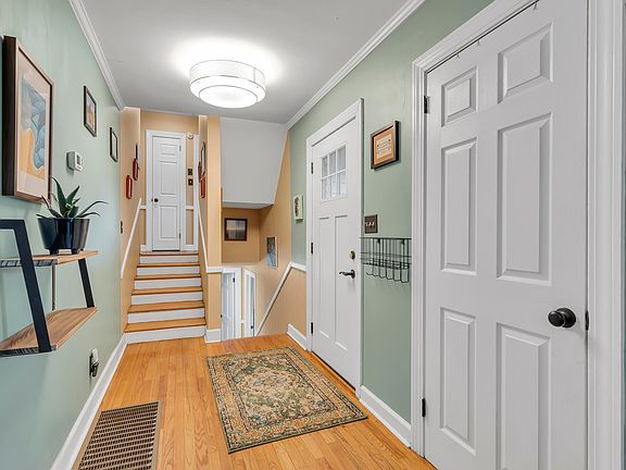 2nd image of 27 Vicki Cir