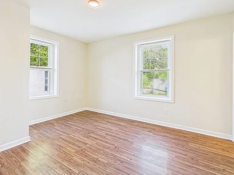 2400 Barton Ave — Photo 7