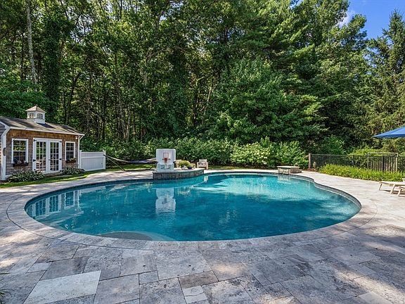 4th image of 15 Ronald Rd
