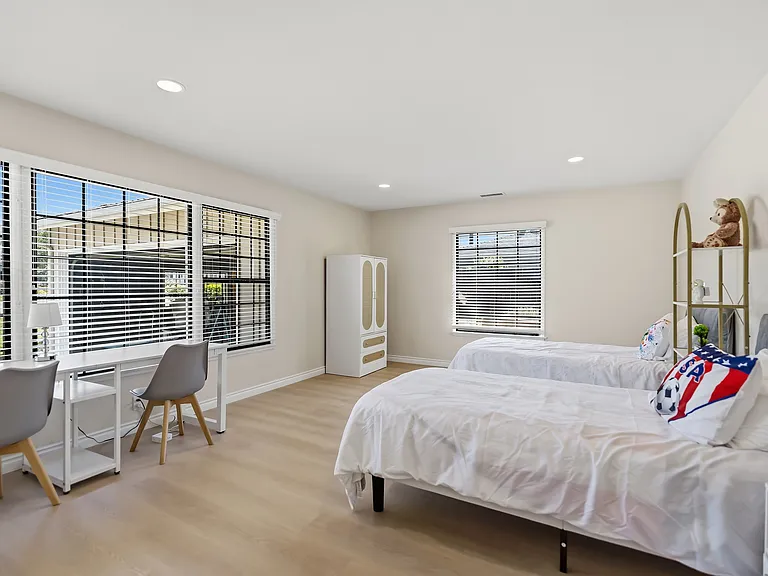 750 E Mountain View Ave — Photo 6