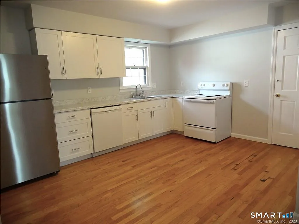 2 bed, 1.0 bath, 1232 sqft, $2,390 — Photo 4