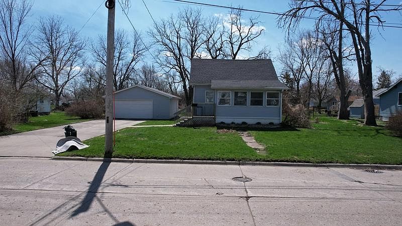1st image of 817 N 8th Ave E