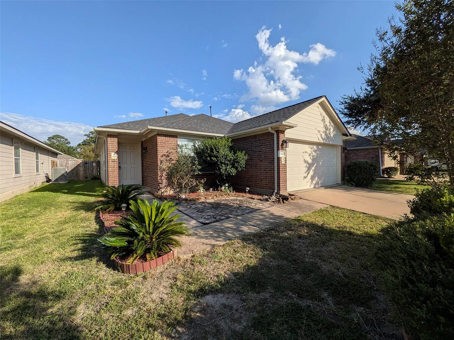3 bed, 2.0 bath, 1454 sqft, $2,000 — Photo 1