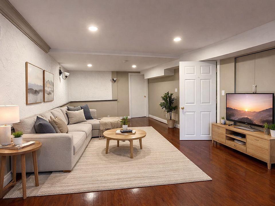 1st image of 136 Mooregate Cres #2