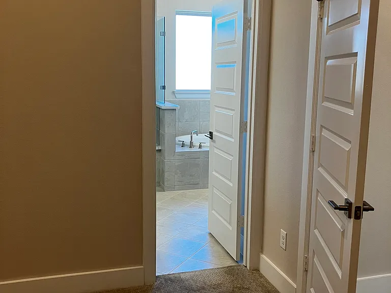 enter the primary en-suite bath